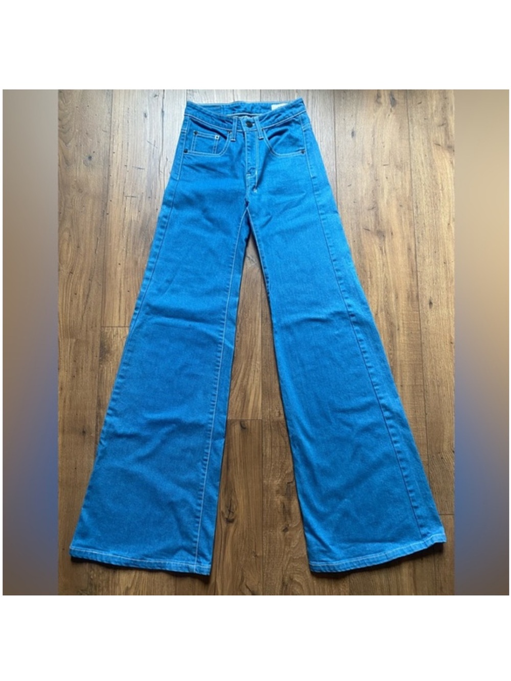 High-Rise Wide-Leg Women's Jeans in Bright Blue - Picture 2 of 7